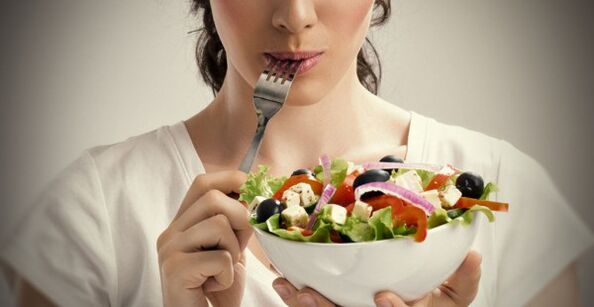 ragazza che tiene un piatto di insalata