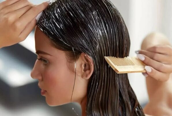 applicare una maschera riparatrice per capelli